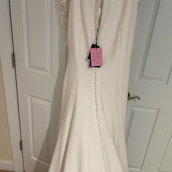 This is a beautiful Justin Alexander wedding dress that is ready for the taking! - Picture 9 of 13